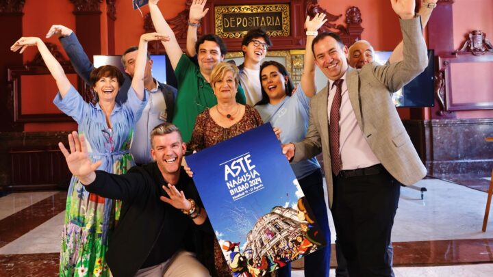 Mario Larrinaga gana el concurso de carteles Aste Nagusia de Bilbao con «Azul agosto» y el 64% de los votos