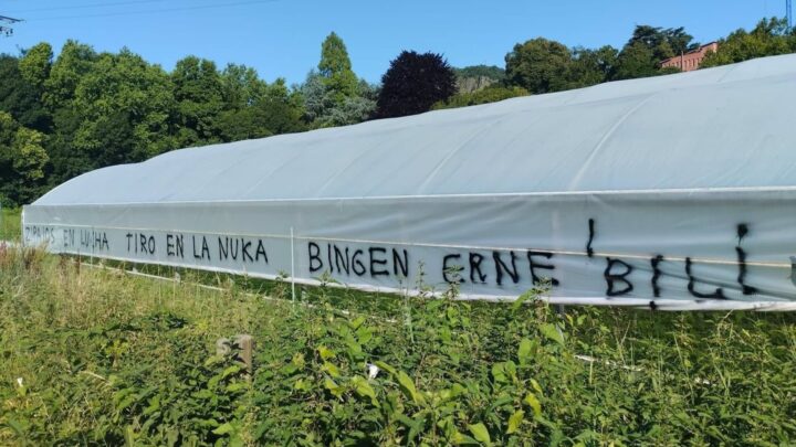 Pintadas amenazantes en Hernani contra la Ertzaintza y Bingen Zupiria, nuevo consejero de Seguridad