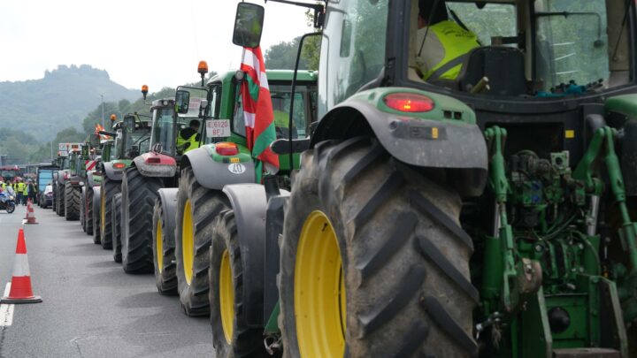 La protesta de tractores de los agricultores ocasiona todavía retenciones en Biriatou