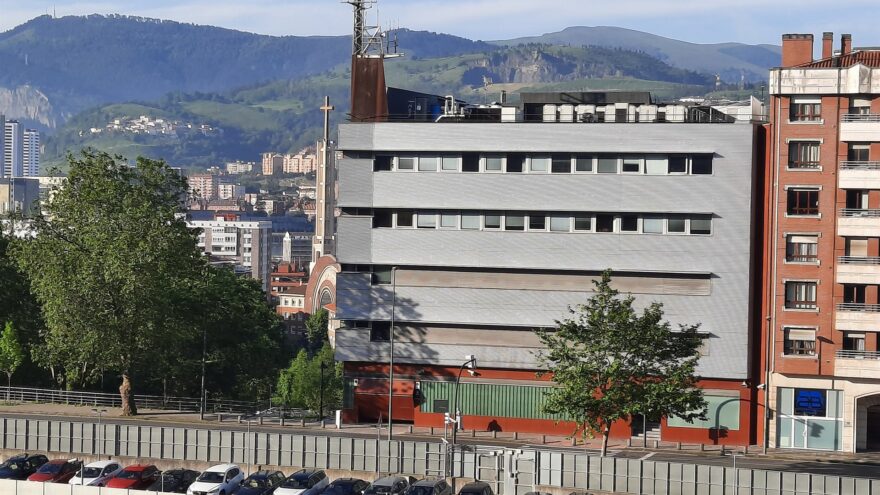 Denuncian ante la Ertzaintza los daños en dos cristales de una mezquita de Bilbao