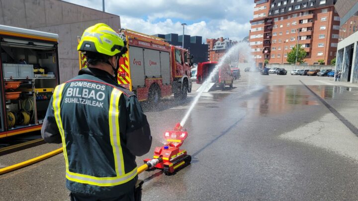 Bilbao estrena nuevo material antiincendios: «Mejorará su capacidad de respuesta»
