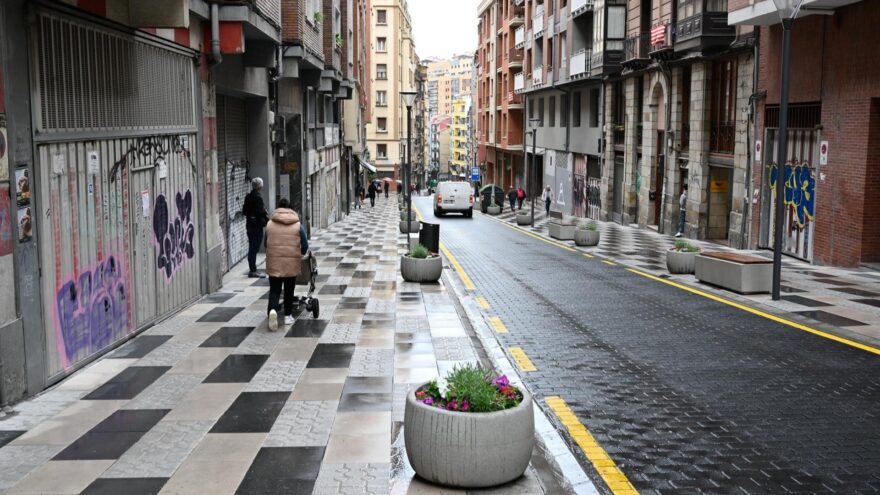 Así ha quedado la calle Iturribide tras las obras de mejora: 44 lonjas pintadas por nueve artistas