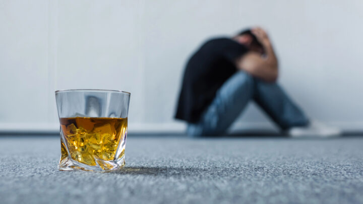 Alcohólicos Anónimos denuncia la llegada de sectas para dejar de beber: «Es convertir al alcohólico en esclavo»