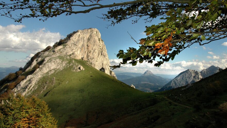 Fallece un montañero de 66 años tras sufrir una caída en la zona del monte Mugarra en Durangaldea