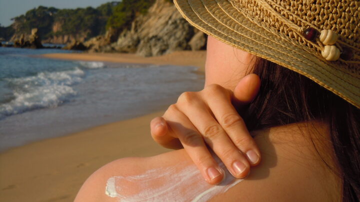 Dermatólogos advierten de los peligros de tomar el sol sin crema solar para «coger más bronceado»