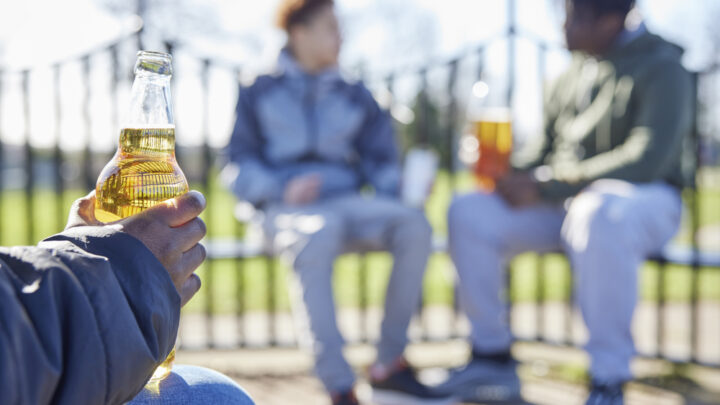 Jóvenes y alcohol: «Aprender a saber decir que ‘no’ es más efectivo que informar sobre los riesgos»