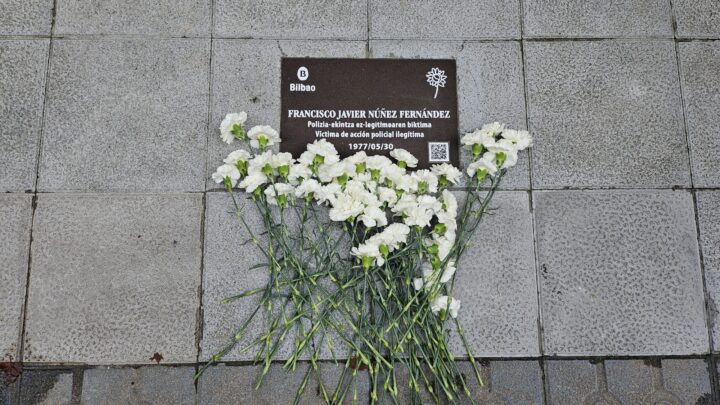 Bilbao coloca una placa en recuerdo y homenaje a Francisco Javier Núñez, víctima de violencia policial