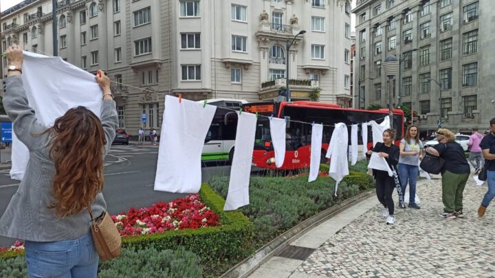 Trabajadoras de lavanderías y tintorerías de Bizkaia denuncian que crece su carga de trabajo y empeoran sus condiciones