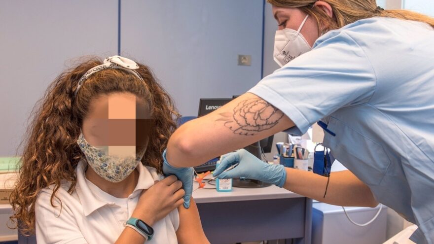 La enfermera que fingió vacunar a niños será juzgada por daños y falsedad documental