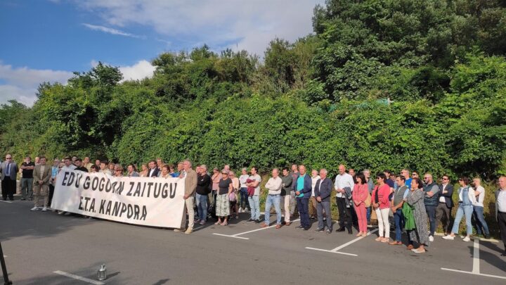 Familiares y representantes políticos homenajean a Eduardo Puelles en el 15 aniversario de su asesinato a manos de ETA