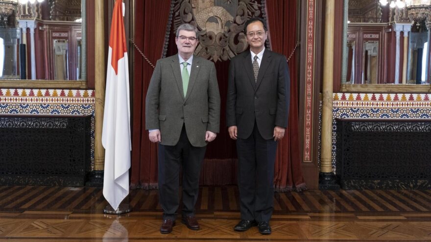 El alcalde de Bilbao Juan Mari Aburto recibe al embajador de Japón