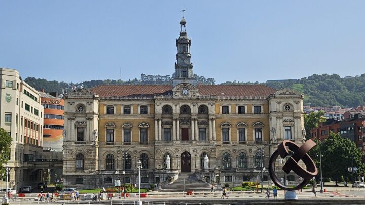 Bilbao ayudará a las comunidades de propietarios a instalar sistemas de aerotermia y placas solares