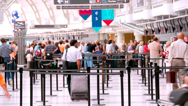 Terror en el aeropuerto: cómo reclamar si nos quedamos «tirados»