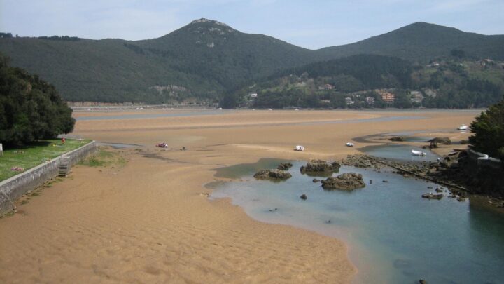 Fallece un hombre en la playa de Sukarrieta