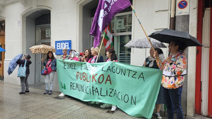 Trabajadoras del servicio de ayuda a domicilio salen a la calle para pedir la remunicipalización