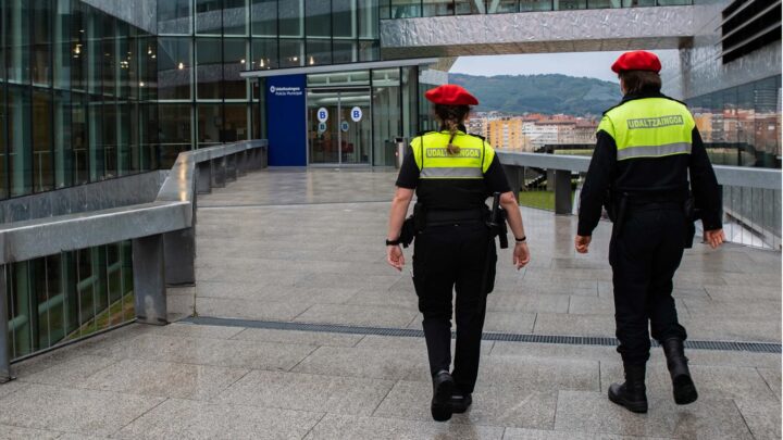 La policía municipal de Bilbao dispara a un hombre que retenía y amenazaba a una mujer en la calle Ronda