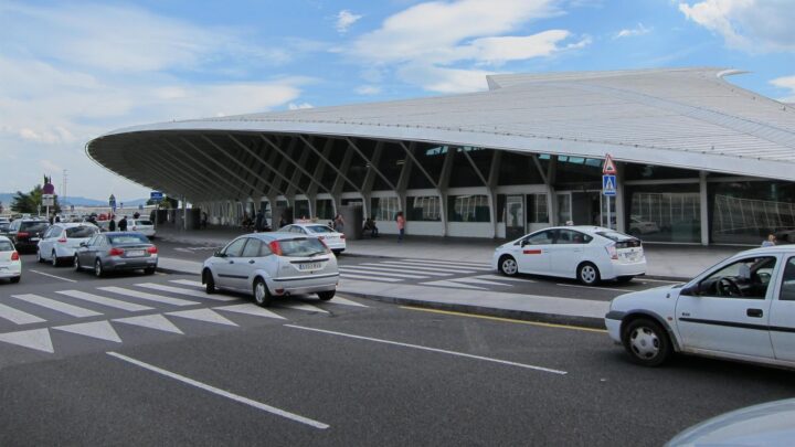 Taxistas del aeropuerto, molestos por las quejas: «¿Por qué no se quejan de que no hay autobús, metro o tren?»