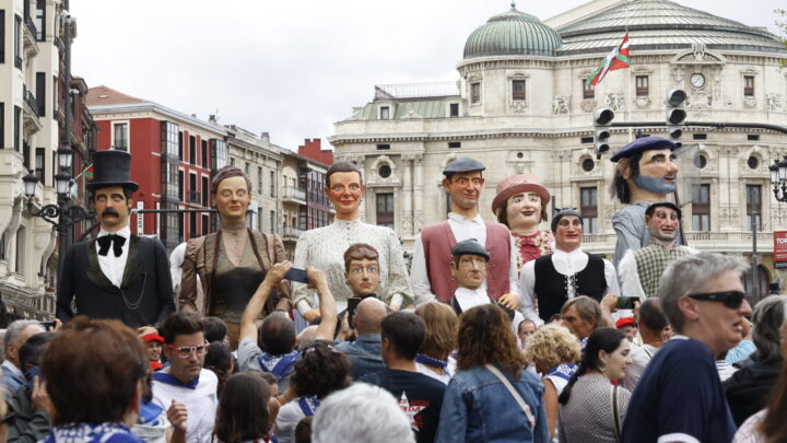 Gigantes y Cabezudos salen a bailar al son de la música de Aste Nagusia: «La gente disfruta con sus bailes»