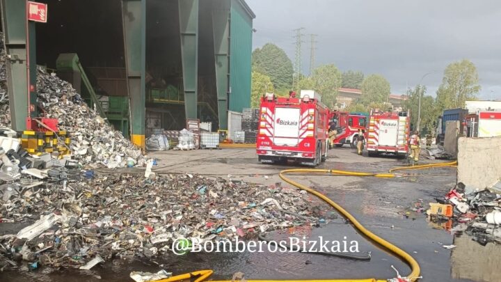 Sospechan de los repetidos incendios en plantas de reciclaje: «O hay fallos en la gestión o son intencionados»