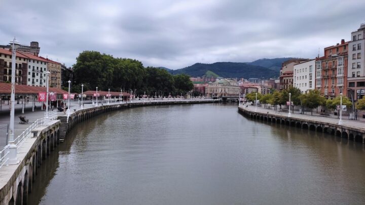 Dos ertzainas rescataron ayer en Bilbao a una mujer de 27 años que se había precipitado a la ría