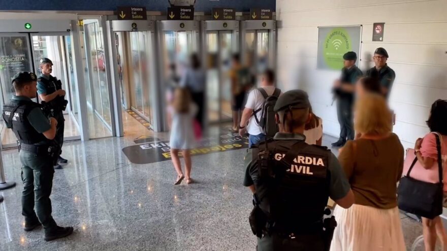 Detienen en el aeropuerto de Bilbao a un pasajero por malos tratos en el ámbito familiar