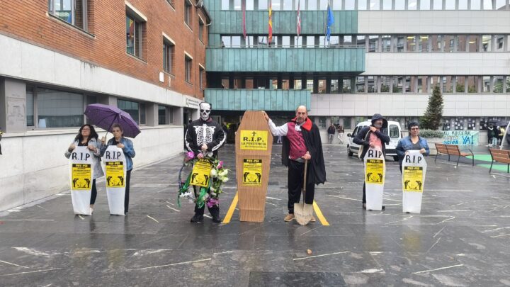 Protestan en Barakaldo por los recortes a las ayudas de emergencia: «Seguiremos hasta que hagan algo»