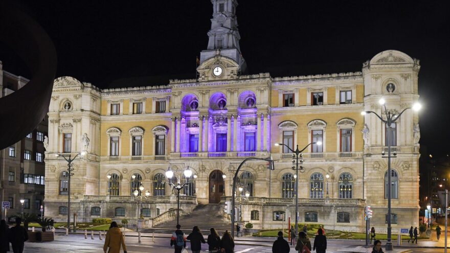 Bilbao condena la agresión sexual a una mujer y pide un «papel activo» contra la violencia machista