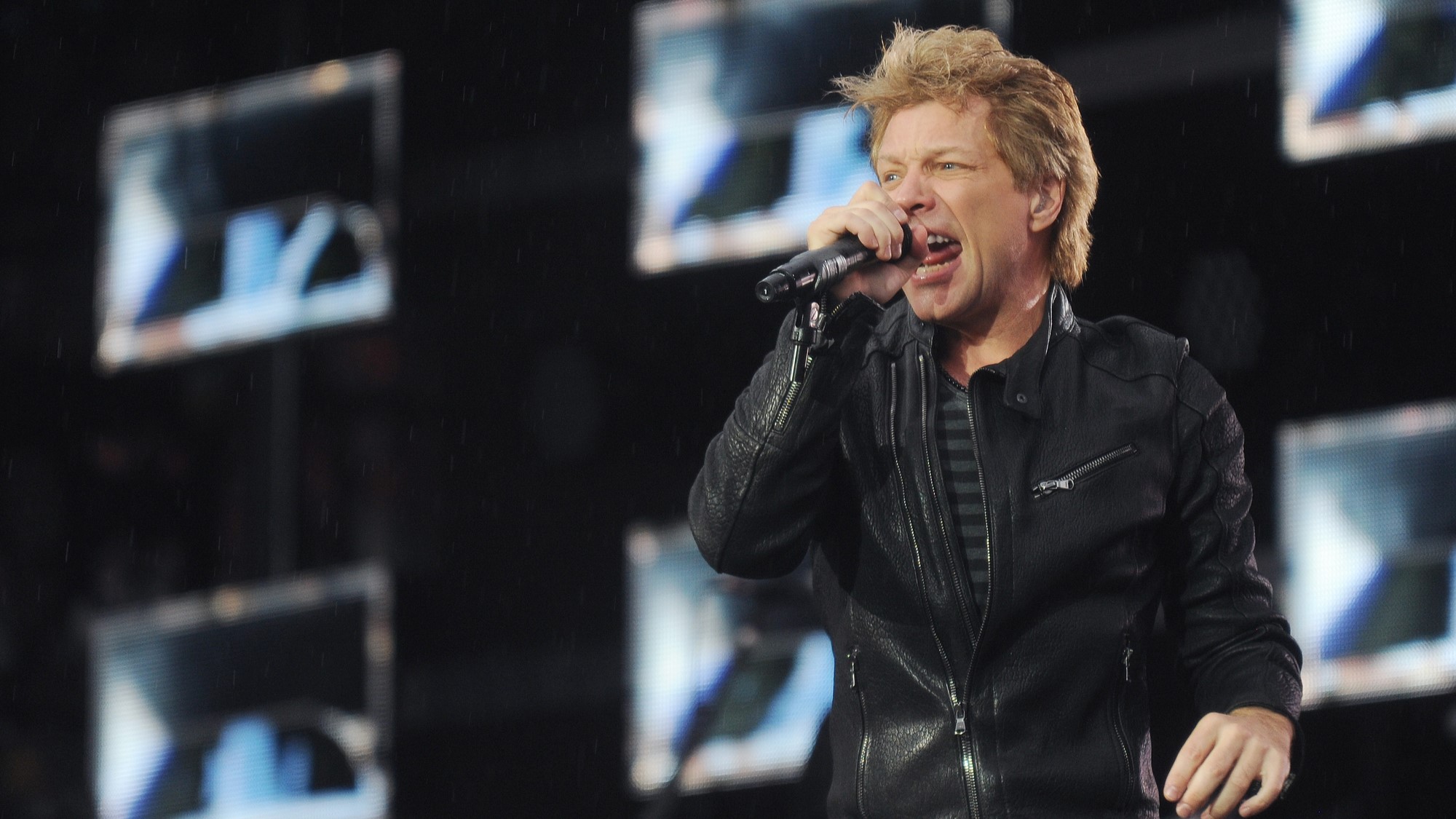 Jon Bon Jovi stops a woman from committing suicide on a Nashville bridge