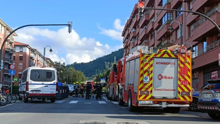 El atrincherado en Bilbao tras apuñalar a sus padres se arroja al vacío y es trasladado al hospital