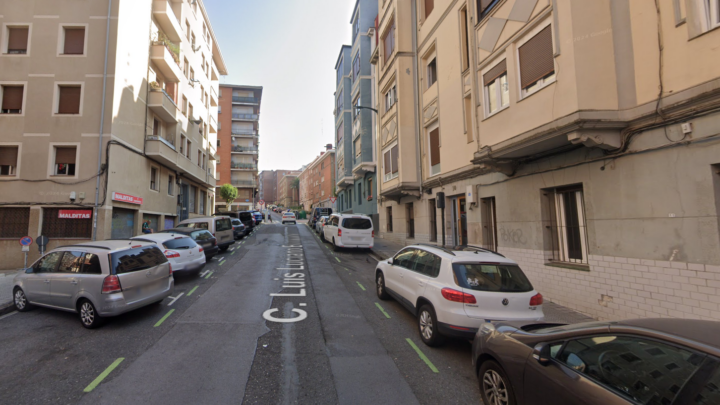 Ayuntamiento de Bilbao corta la acera y ocupa el aparcamiento en la calle Luis Luciano Bonaparte