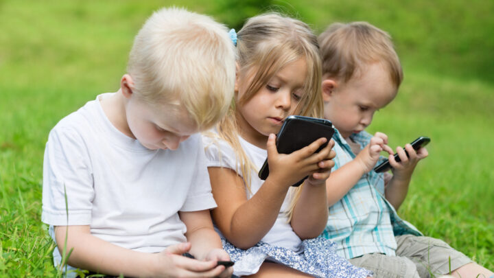 Conocemos la relación entre el cerebro y las pantallas: «Los niños con tres años tienen un peor vocabulario»