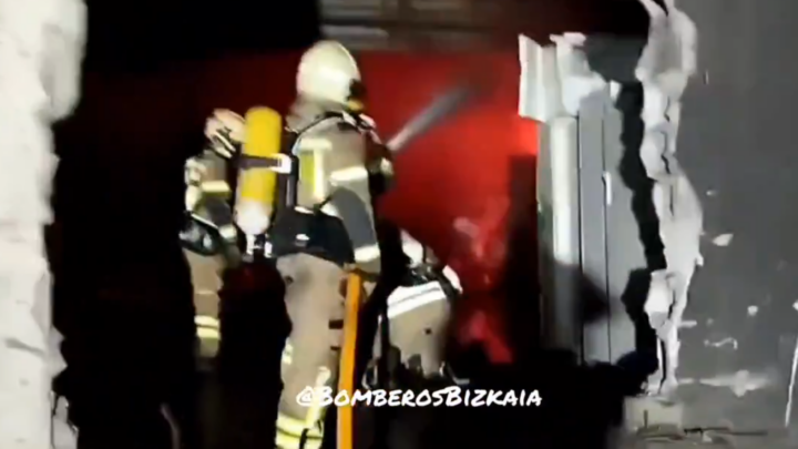 Trasladados al hospital dos trabajadores por inhalación de humo en el incendio de una empresa de reciclaje en Galdakao