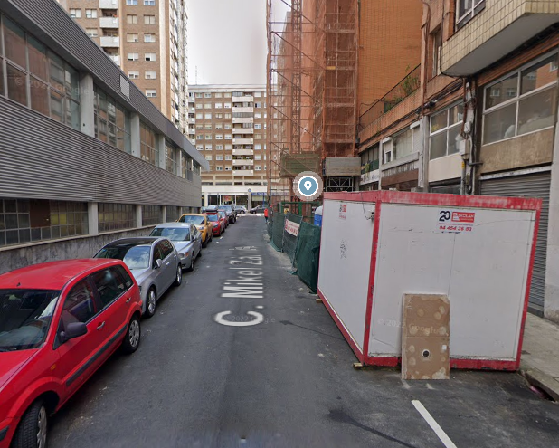 Ocupan por obras la calzada, acera y aparcamiento en el cruce de las calles Mikel Zarate y Mar Mediterráneo