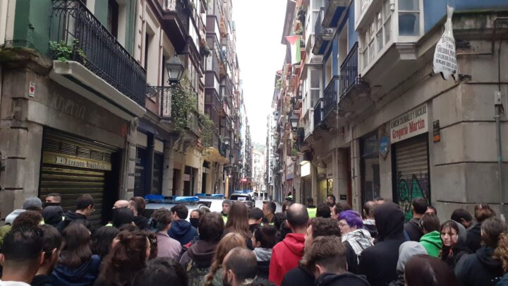 Detenida un persona en Bilbao en una protesta para evitar un desahucio en el Casco Viejo