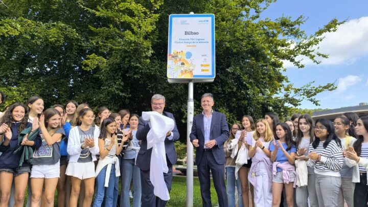 Bilbao renueva su compromiso con la infancia y la adolescencia: «No solo el futuro es vuestro, el presente también»