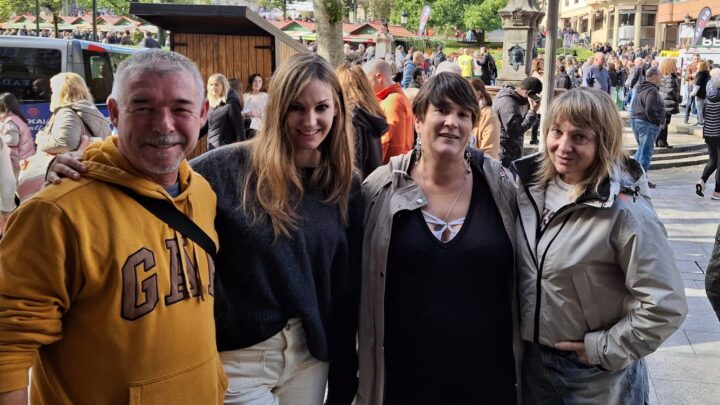 La bertsolari Onintza Enbeita y Edorta Unamuno, del Urdaibai Bird Center, se suman a la feria