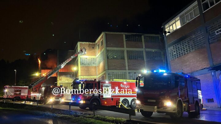 Continúa sin control un incendio sin heridos en el polígono Atxukarro de Arrigorriaga