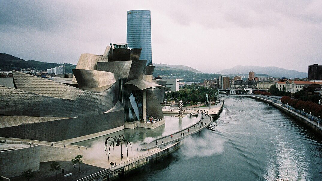 La ría de Bilbao a examen: «Los mubles suelen nadar por la superficie por eso son los primeros que solemos ver»