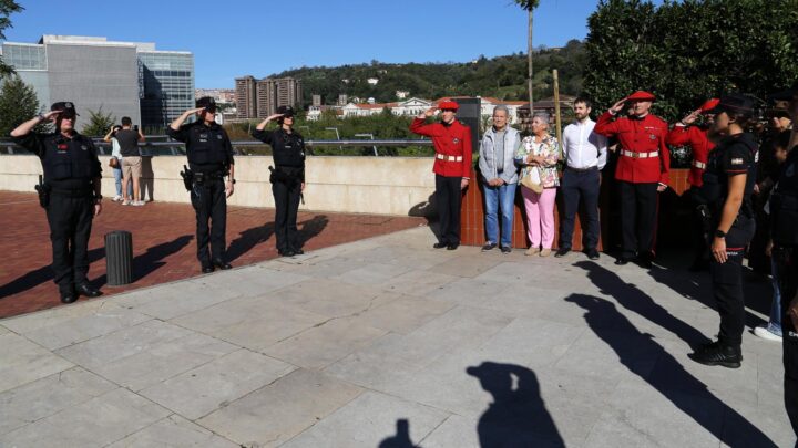 La Ertzaintza homenajea a Txema Aguirre junto al Museo Guggenheim