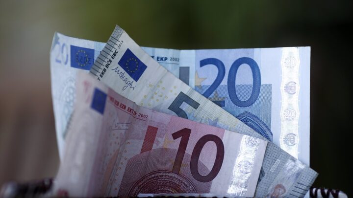 El salario medio en Euskadi fue de 2.744 euros en 2024