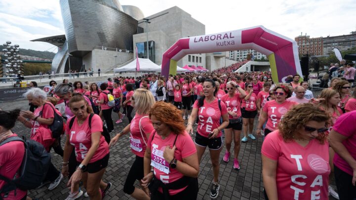 La ‘marea rosa’ recorre un año más Bilbao y logra recaudar más de 55.000 euros