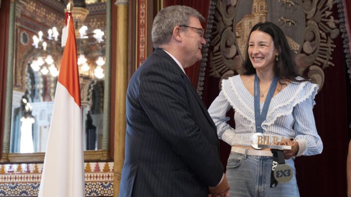 El alcalde de Bilbao recibe a la medallista olímpica Gracia Alonso de Armiño