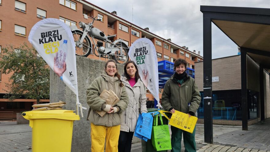 Barakaldo despliega una brigada informativa para fomentar el reciclaje entre los vecinos «con un ameno juego»