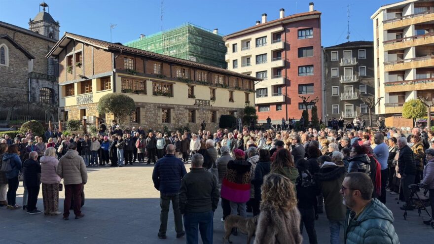 Vecinos de Arrigorriaga se concentran para rechazar la paliza grupal a un comerciante chino