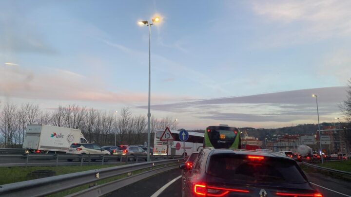 Tráfico parado en la entrada a Bilbao por Zabalburu