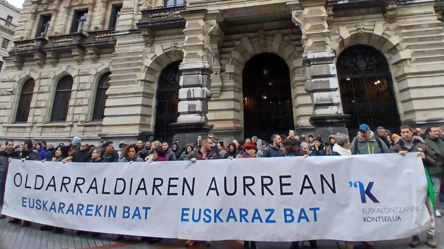 Kontseilua, ELA y LAB han liderado una protesta frente al Palacio foral en Bilbao para rechazar las sentencias contra el euskera.