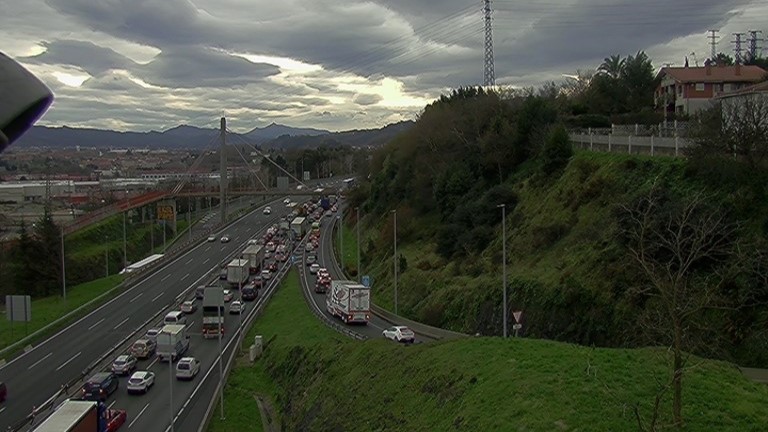 Un accidente entre dos vehículos en Erandio provoca retenciones