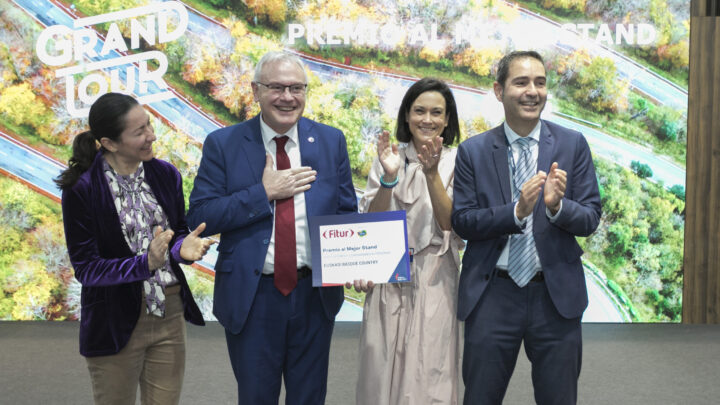 Euskadi recibe el premio al mejor stand en Fitur 2025