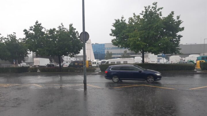 Rachas de viento huracanado y olas de seis metros