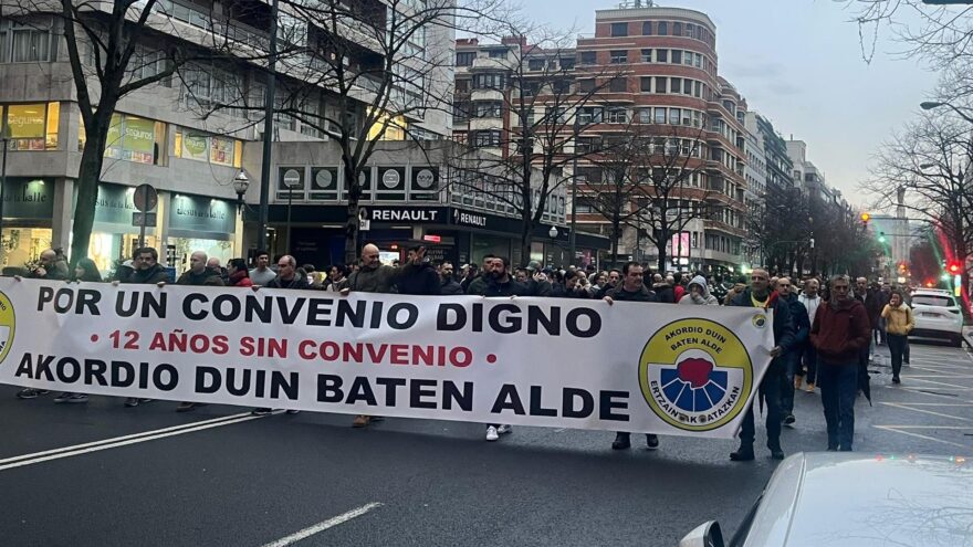 Ertzainas recorren Bilbao en demanda de «un convenio digno»